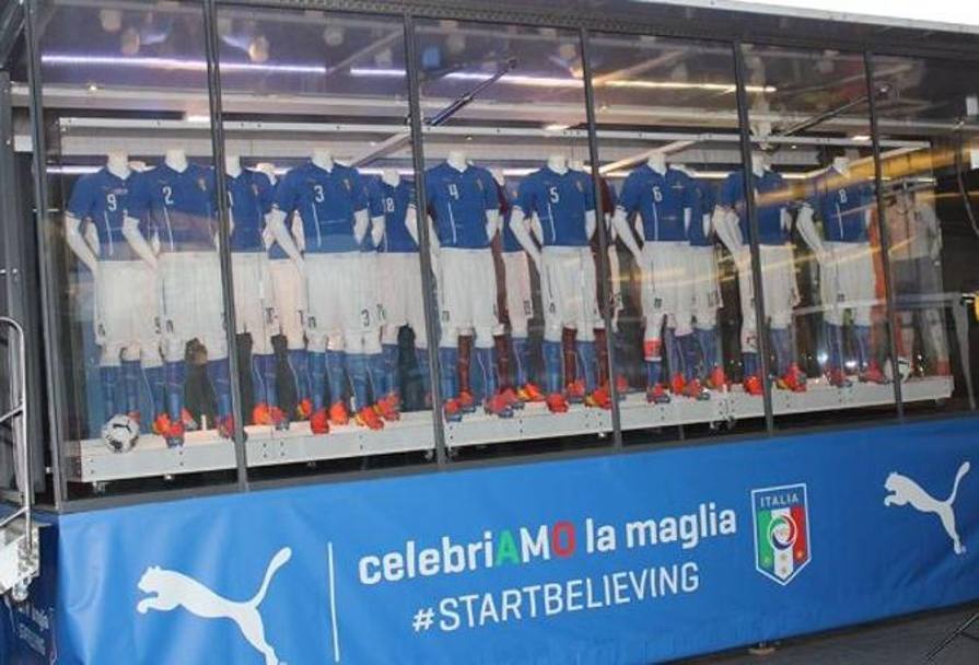 Lo stand con le nuove divise azzurre